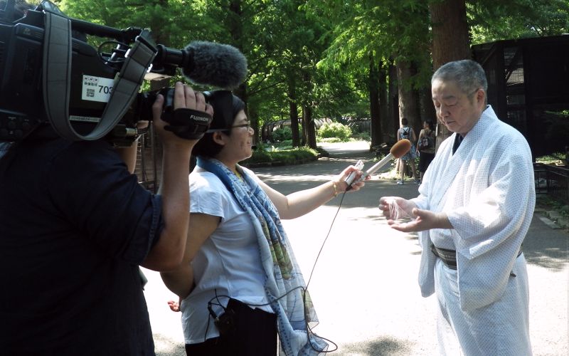 NHKのインタビューを受ける東川光夫さん