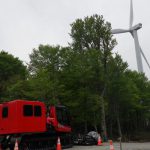 風力発電装置と重機の画像