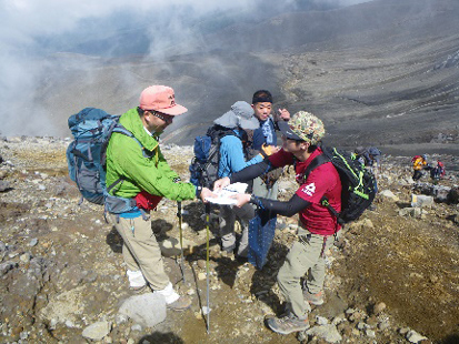 登山者に案内している画像