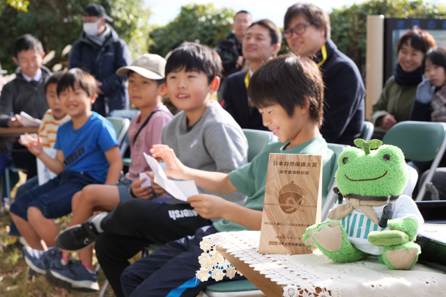 発表を終えて安堵する子どもの画像