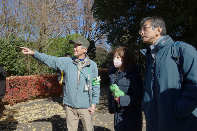 理事長に説明する堀内さんの画像